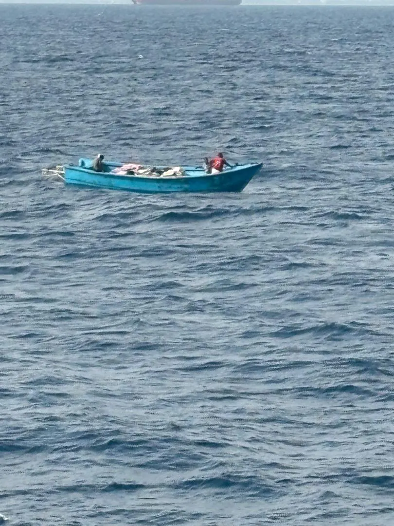 Crew launch at sea off Lomé