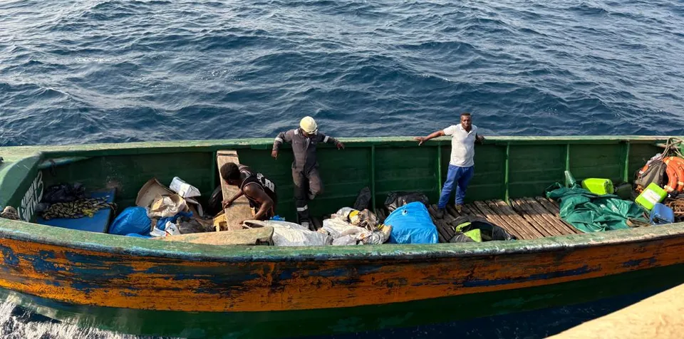 Launch boat loaded with ship supplies alongside a vessel at Lomé anchorage
