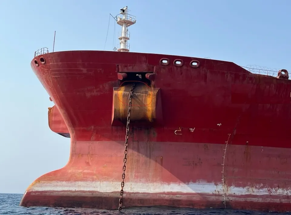 Bow of a vessel at Lomé anchorage